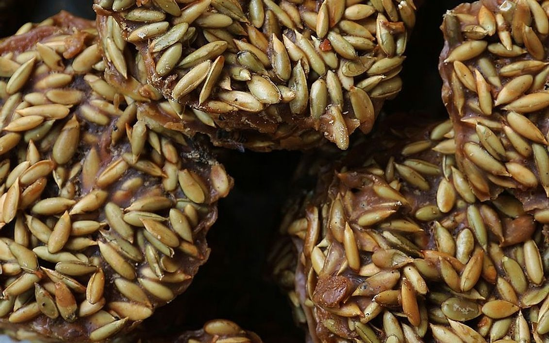 Bir tabakta sıcak karamel lolipop ve ince şekerleme