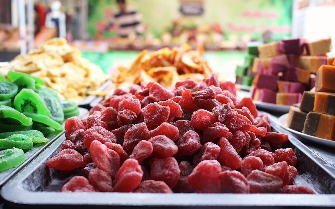 Güneşli bir köşedeki tatlı dükkanının cephesi